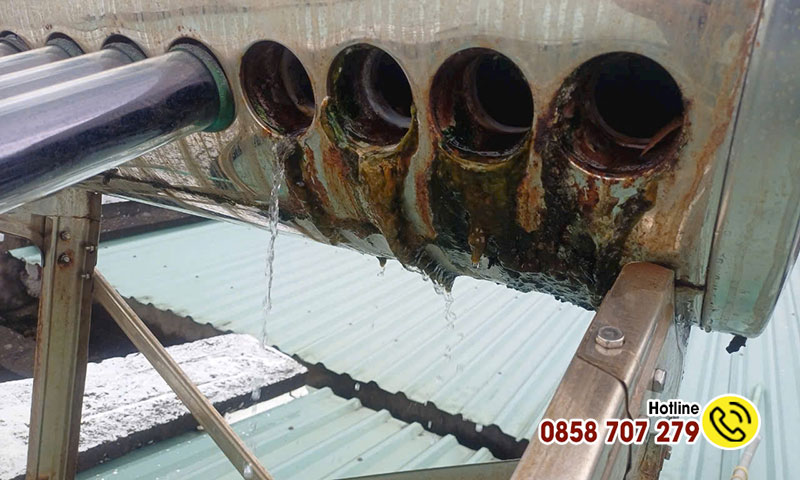 vệ sinh máy nước nóng năng lượng mặt trời