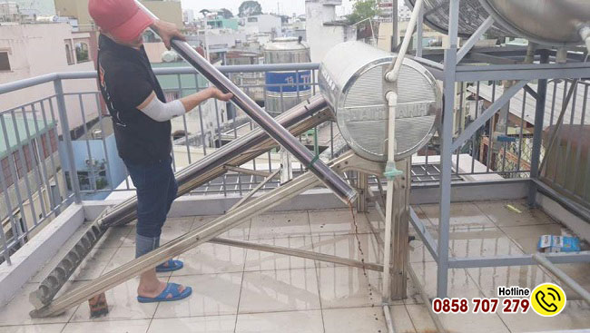 vệ sinh máy nước nóng năng lượng mặt trời